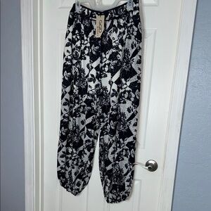 Gigio plus+ Harem pants with front and back pockets, shorts lining size XL
